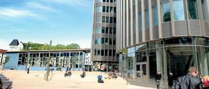 Eingekeilt. Der Tränenpalast, Anfang der 60er errichtet, befindet sich heute auf dem Vorplatz zwischen Bahnhof und dem markanten Neubau Spree-Dreieck. Seit 2011 befindet sich in dem alten Kontrollpunkt die Ausstellung „Grenzerfahrungen“ vom Haus der Geschichte.