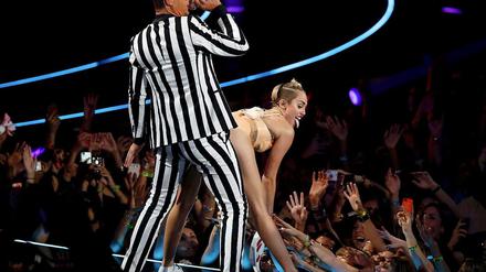 Strebt ein Image als Bad Girl an. Miley Cyrus halb nackt auf der Bühne. 
