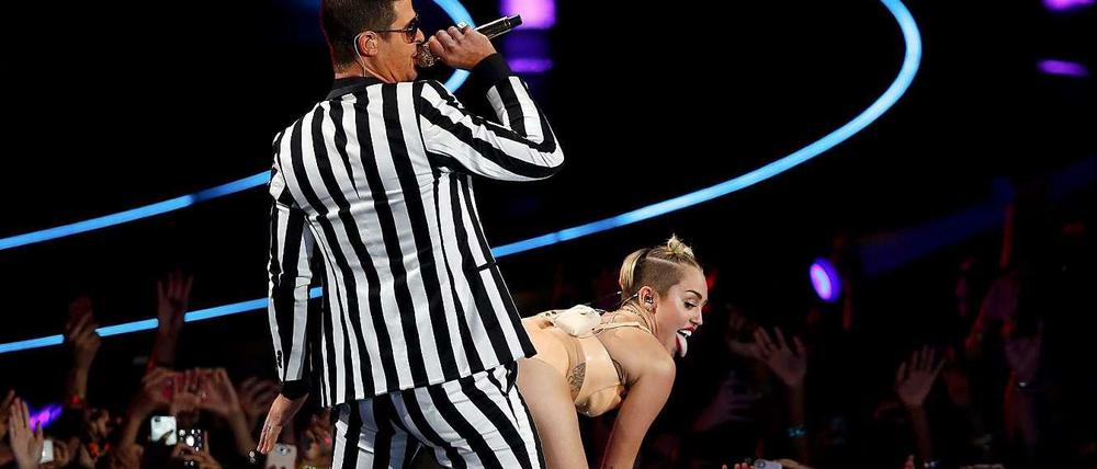 Strebt ein Image als Bad Girl an. Miley Cyrus halb nackt auf der Bühne.