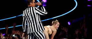 Strebt ein Image als Bad Girl an. Miley Cyrus halb nackt auf der Bühne. 