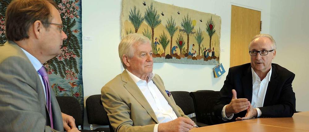 Christian Wiesenhütter, Stellvertretender Hauptgeschäftsführer der IHK, Jürgen Steltzer, Geschäftsführer der Deutsch-Arabischen Freundschaftsgesellschaft und ehemaliger Botschafter in den Vereinigten Arabischen Emiraten und Gerald Miebs, Leiter der Deutschen Schule in Abu Dhabi (v.l.).