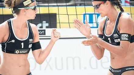 Top bis ins Finale. Im Endspiel von Berlin aber unterlagen Katrin Holtwick (links) und Ilka Semmler den Weltranglisten-Ersten Lima/Talita aus Brasilien. Foto: dpa