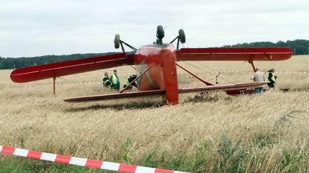 Kopfüber. Bei der Notlandung überschlug sich die Maschine.