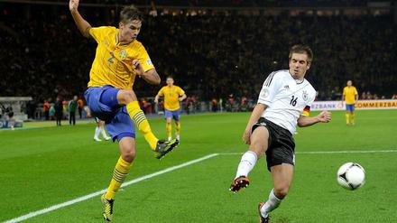 Vier verliert: Philipp Lahm (r.) und sein Team kassierten gegen Schweden nach einem 4:0 noch ein 4:4.