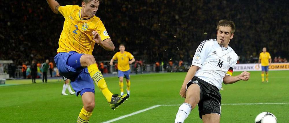 Vier verliert: Philipp Lahm (r.) und sein Team kassierten gegen Schweden nach einem 4:0 noch ein 4:4.