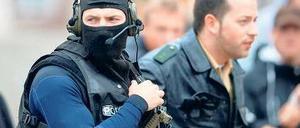 Spezialkommandos bereiten sich vor dem Alten Rathaus auf ihren Einsatz vor. Fotos: Reuters (1)/dpa (2)