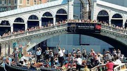 Gondolieri versammeln sich in Trauer an der Rialtobrücke. 
