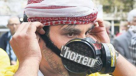 Protest: Der mutmaßliche Einsatz von Chemiewaffen in Syrien könnte der Punkt in diesem Konflikt sein, an dem sich die Weltgemeinschaft zum Handeln genötigt fühlt. Wie hier in Paris gab es in vielen Städten Proteste. Foto: Patrick Kovarik/AFP