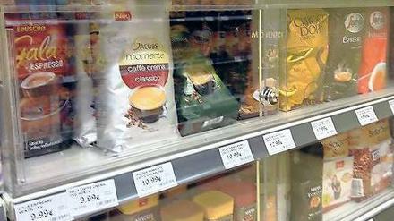 Begehrte Beute. Kaffeediebstähle haben so stark zugenommen, dass einige Supermärkte die Ware wegschließen.