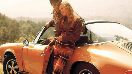 Rausch und Regression. Liebespaar 1970 vor einem „Ur-Elfer“-Targa. Foto: akg-Images