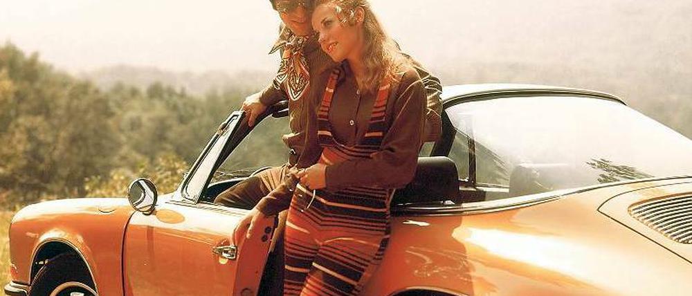 Rausch und Regression. Liebespaar 1970 vor einem „Ur-Elfer“-Targa. Foto: akg-Images