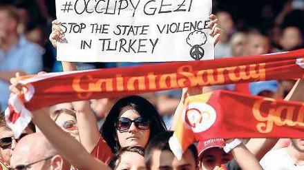 Protest im Stadion. Fans des türkischen Fußballklubs Galatasaray Istanbul demonstrieren Anfang August beim Emirates Cup in London gegen das Vorgehen der türkischen Regierung.Foto: dpa
