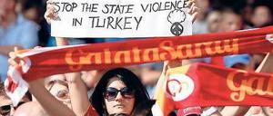 Protest im Stadion. Fans des türkischen Fußballklubs Galatasaray Istanbul demonstrieren Anfang August beim Emirates Cup in London gegen das Vorgehen der türkischen Regierung.Foto: dpa