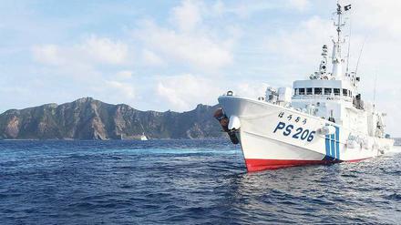 Ein Boot der japanischen Küstenwache vor der Insel Senkaku. 