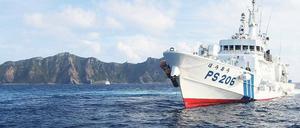 Ein Boot der japanischen Küstenwache vor der Insel Senkaku. 