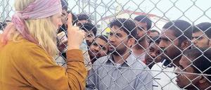 Annäherung. Die Bloggerin Katrin Weiland spricht mit Insassen des Flüchtlingsgefängnisses von Athen. „Auf der Flucht“, Donnerstag, ZDFneo, 22 Uhr 15. Foto: ZDF