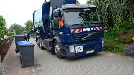 Mit Greifarm, ohne Lärm. Ein neuartiges Müllauto im Einsatz im brandenburgischen Bärenklau