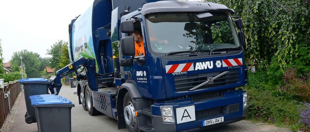 Mit Greifarm, ohne Lärm. Ein neuartiges Müllauto im Einsatz im brandenburgischen Bärenklau