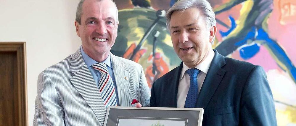 Im Dienst der Kunst? Berlins Regierender Bürgermeister überreicht US-Botschafter Philip D. Murphy zum Abschied ein Bild als Geschenk, am 4. Juli im Roten Rathaus.