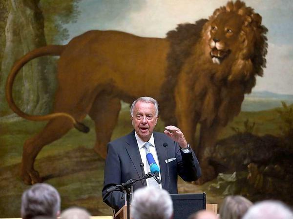 Bernd Neumann am Rednerpult im Museum Schwerinn. Im Hintergrund das Gemälde  "Löwe" von Jean-Baptiste Oudry.