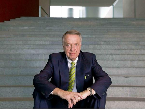 Kulturstaatsminister Bernd Neumann auf den Treppen des Kanzleramts.