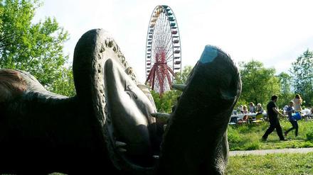 Theater im Berliner Plänterwald. Das Hebbel am Ufer nutzte den brachliegenden Vergnügungspark im Jahr 2011und veranstaltete dort die Kunstaktion "Lunapark".