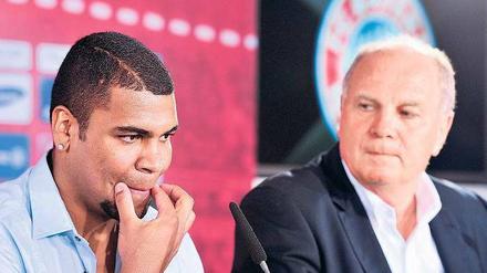 Zurück in der Familie. Bayern-Präsident Uli Hoeneß (r.) will seinen Teil zur Resozialisierung von Breno beitragen.