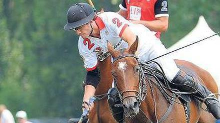 Das fällt in seinen Beritt. Lukas Sdrenka treibt den Ball bei der Deutschen Meisterschaft gekonnt voran.