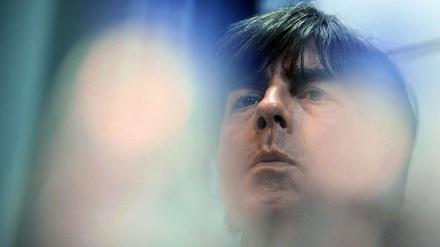 Sorgenvoll. Joachim Löw erwartet in Brasilien „die größten Herausforderungen der letzten zehn Jahre“. Das Klima sei sehr belastend, die Flugreisen extrem.