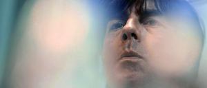 Sorgenvoll. Joachim Löw erwartet in Brasilien „die größten Herausforderungen der letzten zehn Jahre“. Das Klima sei sehr belastend, die Flugreisen extrem.