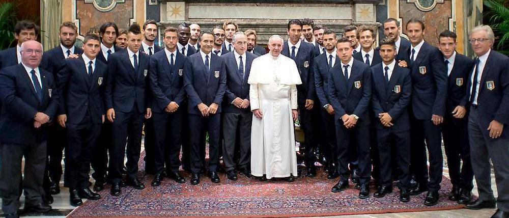 Papst Franziskus (Mitte) mit der Italienischen Nationalmannschaft.