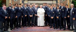 Papst Franziskus (Mitte) mit der Italienischen Nationalmannschaft.
