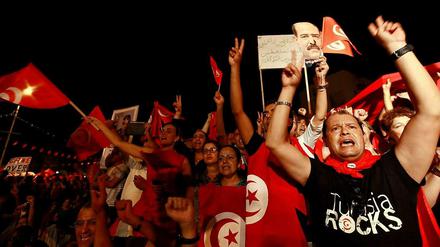 In Tunis haben Zehntausende gegen die islamistische Regierung protestiert.