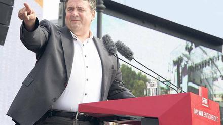 Der Chef erklärt die Parteilinie. Sigmar Gabriel betont, dass das Wahlprogramm der SPD in Sachen Steuerpolitik gilt. Irgendwie scheinen die höheren Belastungen für Gutverdiener und Vermögende aber nicht recht zu ziehen. Daher soll auch Steuerbetrug Thema werden – und daraus folgend: eine Steuererleichterung. Foto: John Macdougall/AFP