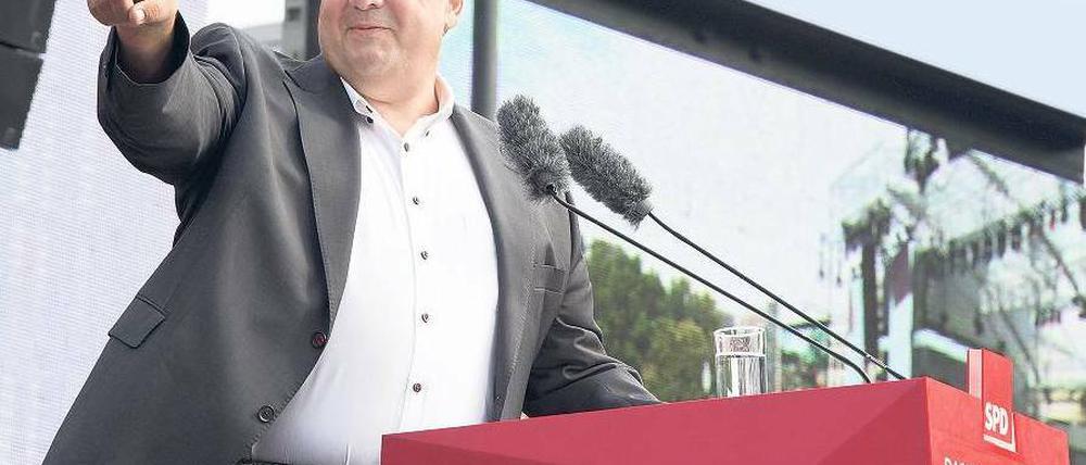 Der Chef erklärt die Parteilinie. Sigmar Gabriel betont, dass das Wahlprogramm der SPD in Sachen Steuerpolitik gilt. Irgendwie scheinen die höheren Belastungen für Gutverdiener und Vermögende aber nicht recht zu ziehen. Daher soll auch Steuerbetrug Thema werden – und daraus folgend: eine Steuererleichterung. Foto: John Macdougall/AFP