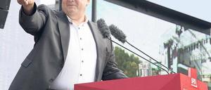 Der Chef erklärt die Parteilinie. Sigmar Gabriel betont, dass das Wahlprogramm der SPD in Sachen Steuerpolitik gilt. Irgendwie scheinen die höheren Belastungen für Gutverdiener und Vermögende aber nicht recht zu ziehen. Daher soll auch Steuerbetrug Thema werden – und daraus folgend: eine Steuererleichterung. Foto: John Macdougall/AFP