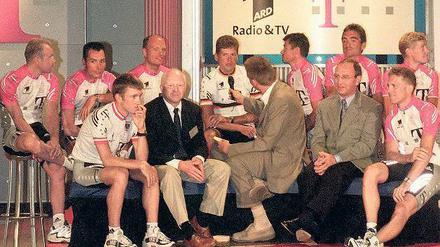Es war einmal ... 1998, da waren die ARD und das Team Telekom nicht nur über einen Werbevertrag ganz dicke miteinander. Das war die große Zeit von Jan Ullrich (obere Reihe, Mitte), der vom ARD-Mann Hagen Boßdorf ein ums andre Mal interviewt wurde. Foto: dpa