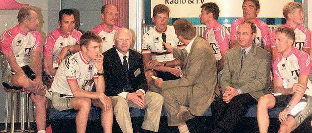 Es war einmal ... 1998, da waren die ARD und das Team Telekom nicht nur über einen Werbevertrag ganz dicke miteinander. Das war die große Zeit von Jan Ullrich (obere Reihe, Mitte), der vom ARD-Mann Hagen Boßdorf ein ums andre Mal interviewt wurde. Foto: dpa