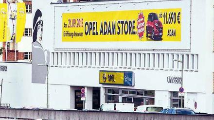 Bitte gucken Sie weg! Das Plakat lenkt die täglich über 150 000Autofahrer auf der A 100 ab, glaubt das Tiefbauamt. Warum es aber gegen die übrige Werbung nichts unternimmt, ist unklar.