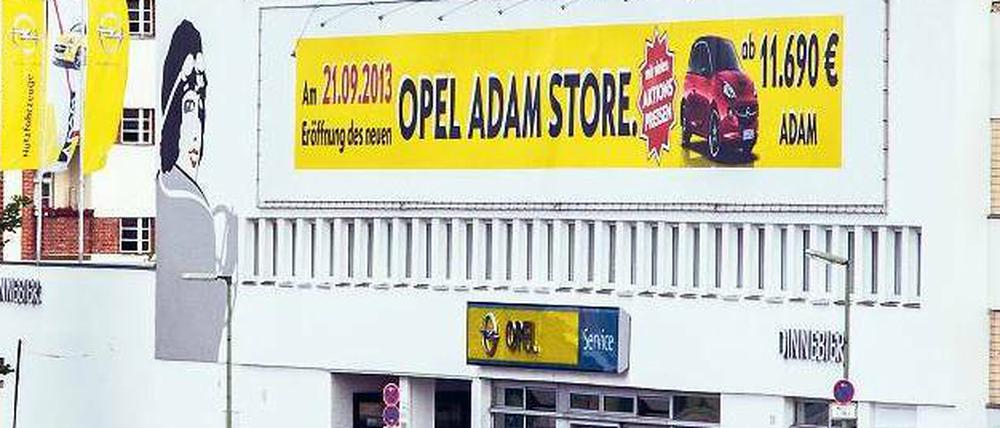 Bitte gucken Sie weg! Das Plakat lenkt die täglich über 150 000Autofahrer auf der A 100 ab, glaubt das Tiefbauamt. Warum es aber gegen die übrige Werbung nichts unternimmt, ist unklar.