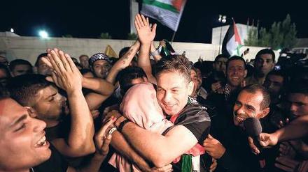 Umjubelte Rückkehr. Nach der Freilassung umarmt ein ehemaliger palästinensischer Gefangener einen Verwandten in Ramallah. Foto: rtr