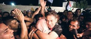 Umjubelte Rückkehr. Nach der Freilassung umarmt ein ehemaliger palästinensischer Gefangener einen Verwandten in Ramallah. Foto: rtr