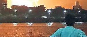 Hell erleuchtet ist die Nacht über dem Hafen von Mumbai. Foto: Reuters