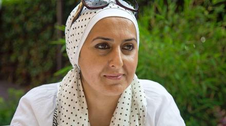 Fereshta Ludin heute. Die Lehrerin arbeitet an einer muslimischen Grundschule in Berlin, seit ihr in Baden-Württemberg die Anstellung verweigert wurde. Ludin wurde in Afghanistan geboren und verbrachte ihre Kindheit teils in Deutschland, wo ihr Vater als Diplomat arbeitete. Die Familie floh aus Afghanistan zunächst nach Saudi-Arabien. Von dort siedelte Ludin nach Deutschland über.