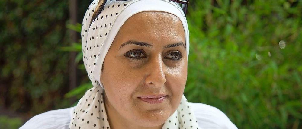 Fereshta Ludin heute. Die Lehrerin arbeitet an einer muslimischen Grundschule in Berlin, seit ihr in Baden-Württemberg die Anstellung verweigert wurde. Ludin wurde in Afghanistan geboren und verbrachte ihre Kindheit teils in Deutschland, wo ihr Vater als Diplomat arbeitete. Die Familie floh aus Afghanistan zunächst nach Saudi-Arabien. Von dort siedelte Ludin nach Deutschland über.