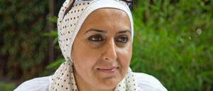Fereshta Ludin heute. Die Lehrerin arbeitet an einer muslimischen Grundschule in Berlin, seit ihr in Baden-Württemberg die Anstellung verweigert wurde. Ludin wurde in Afghanistan geboren und verbrachte ihre Kindheit teils in Deutschland, wo ihr Vater als Diplomat arbeitete. Die Familie floh aus Afghanistan zunächst nach Saudi-Arabien. Von dort siedelte Ludin nach Deutschland über.