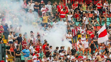 In der ersten Pokalrunde zwischen dem BFC Dynamo und dem VfB Stuttgart waren wieder (Pyro)-Chaoten zu bewundern... im Block des VfB Stuttgart.
