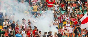 In der ersten Pokalrunde zwischen dem BFC Dynamo und dem VfB Stuttgart waren wieder (Pyro)-Chaoten zu bewundern... im Block des VfB Stuttgart.