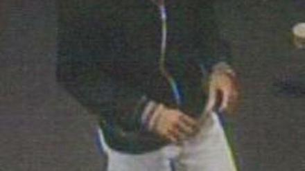 Diesen Mann sucht die Polizei als Tatverdächtigen.