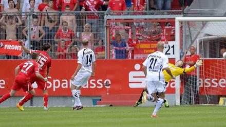Energies Alexander Bittroff (2. v. l.) trifft gegen Paderborn zum 2:0.